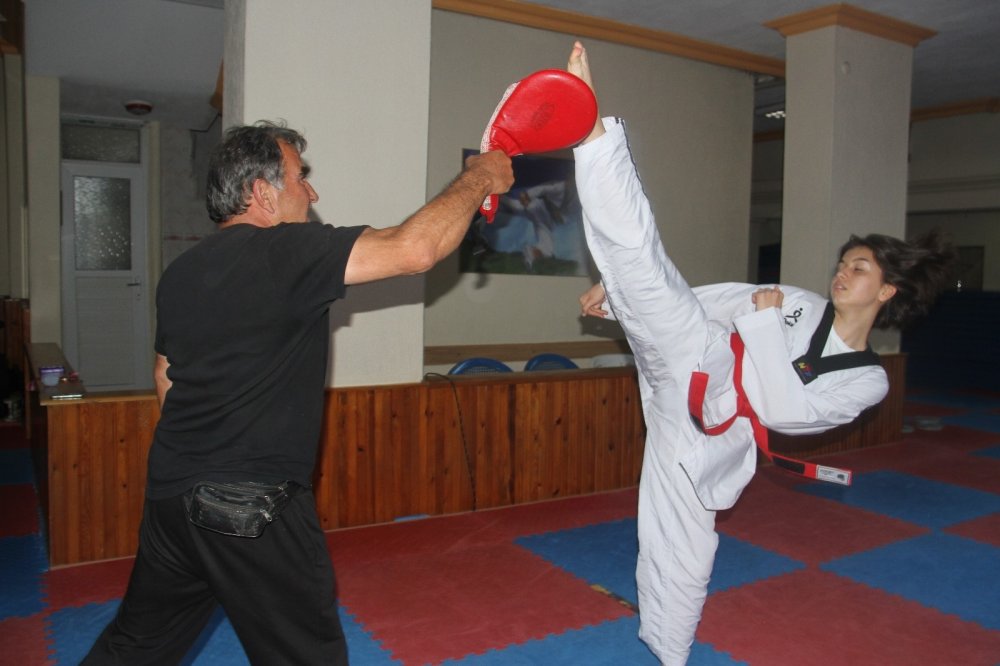 Konyalı milli sporcu Ecem Meyra Erduran gönülsüz başladığı tekvandoda şampiyon oldu