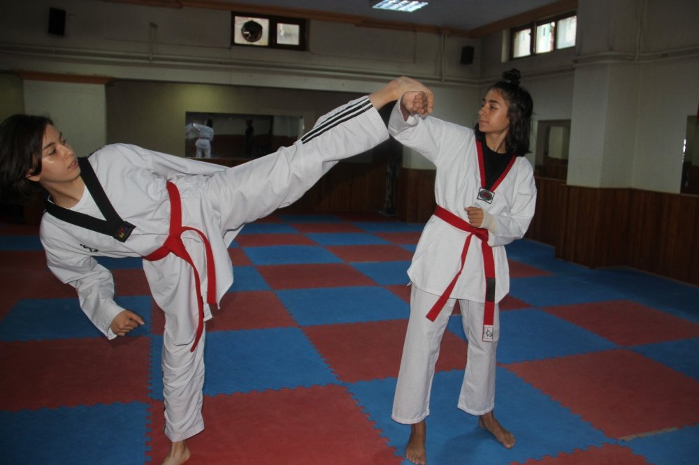 Konyalı milli sporcu Ecem Meyra Erduran gönülsüz başladığı tekvandoda şampiyon oldu