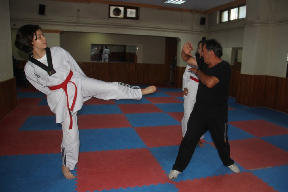 Konyalı milli sporcu Ecem Meyra Erduran gönülsüz başladığı tekvandoda şampiyon oldu