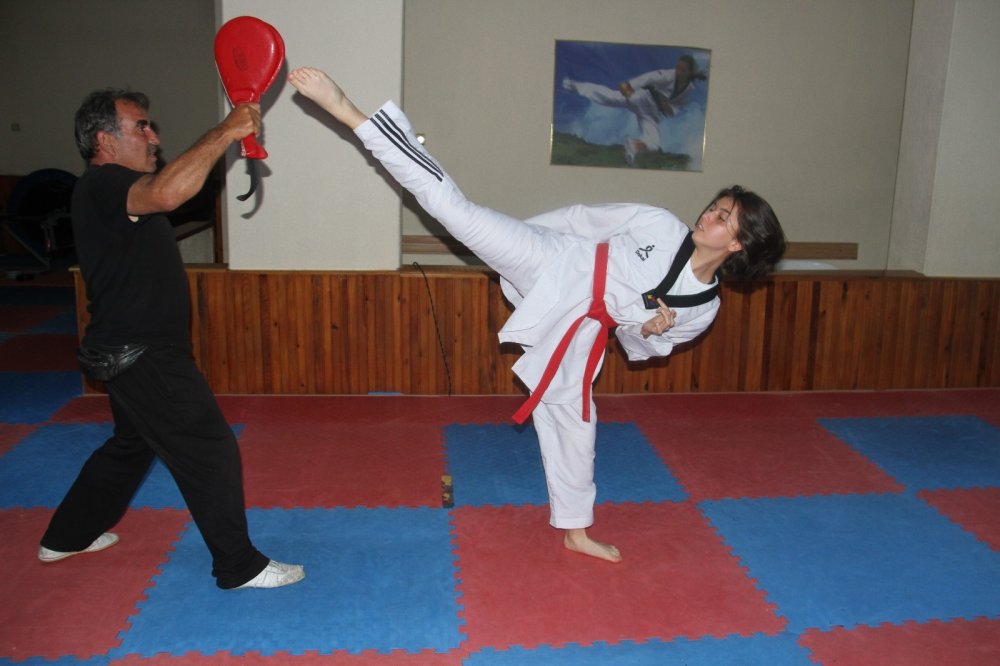 Konyalı milli sporcu Ecem Meyra Erduran gönülsüz başladığı tekvandoda şampiyon oldu