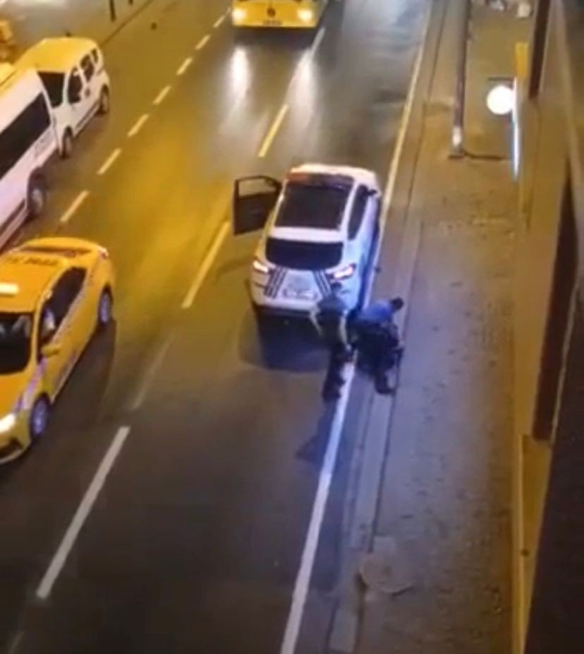 Ümraniye’de bağımlı dehşeti! Annesini boynundan bıçakladı polislere saldırdı