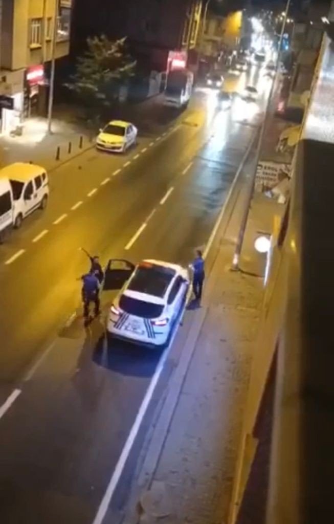 Ümraniye’de bağımlı dehşeti! Annesini boynundan bıçakladı polislere saldırdı
