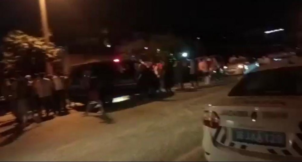 Yol verme kavgası büyüdü! Mahalleli saklandığı evi taşladı