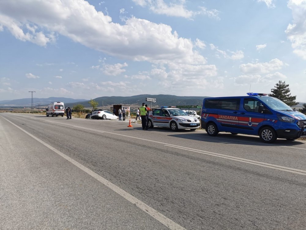 Afyon'da otomobiller kafa kafaya çarpıştı! 1 ölü 2 yaralı