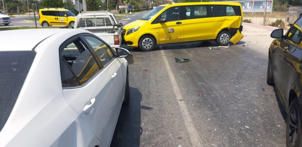 Antalya’da biri Konya plakalı 4 aracın karıştığı kazada 6 kişi yaralandı