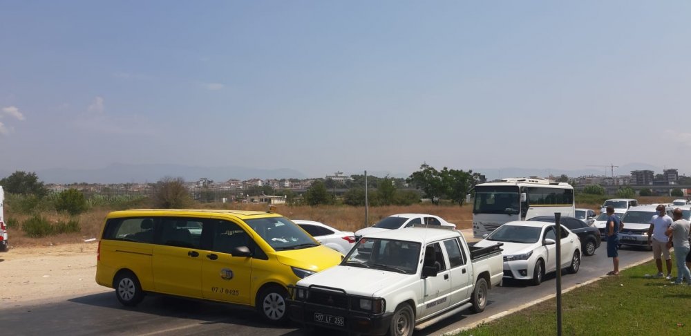 Antalya’da biri Konya plakalı 4 aracın karıştığı kazada 6 kişi yaralandı