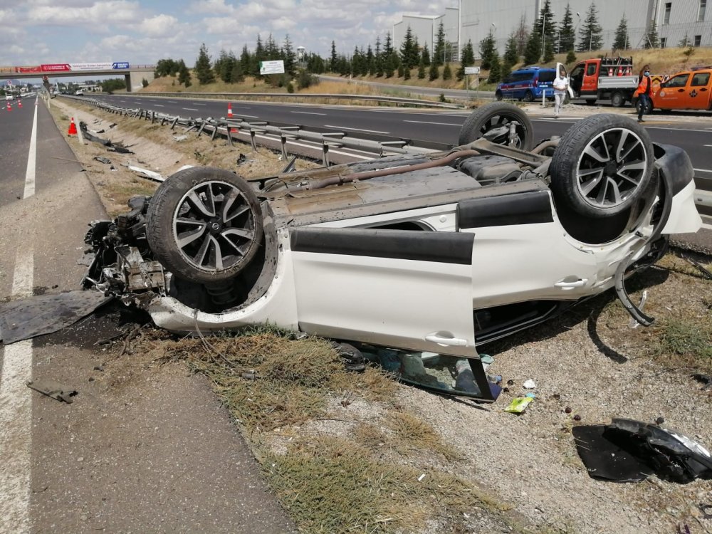 Aşırı hız kazayı getirdi! Çelik bariyerlere çarpan otomobil takla attı! 2'i ağır 6 yaralı