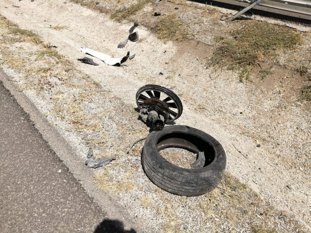 Aşırı hız kazayı getirdi! Çelik bariyerlere çarpan otomobil takla attı! 2'i ağır 6 yaralı