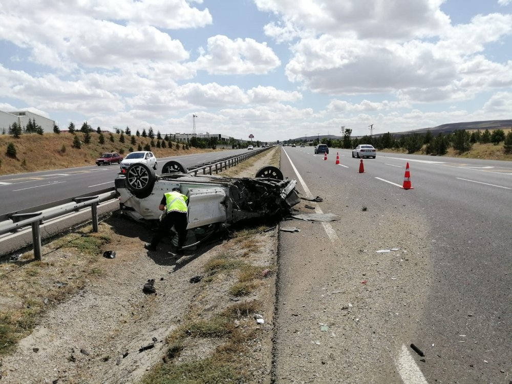 Aşırı hız kazayı getirdi! Çelik bariyerlere çarpan otomobil takla attı! 2'i ağır 6 yaralı