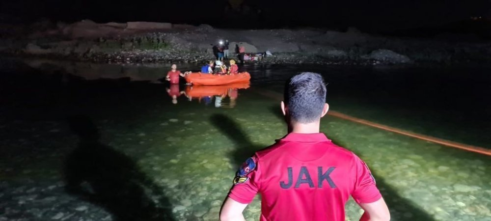 Baraj kapakları açılınca Dicle kenarında mahsur kalan 21 piknikçiyi kurtarıldı