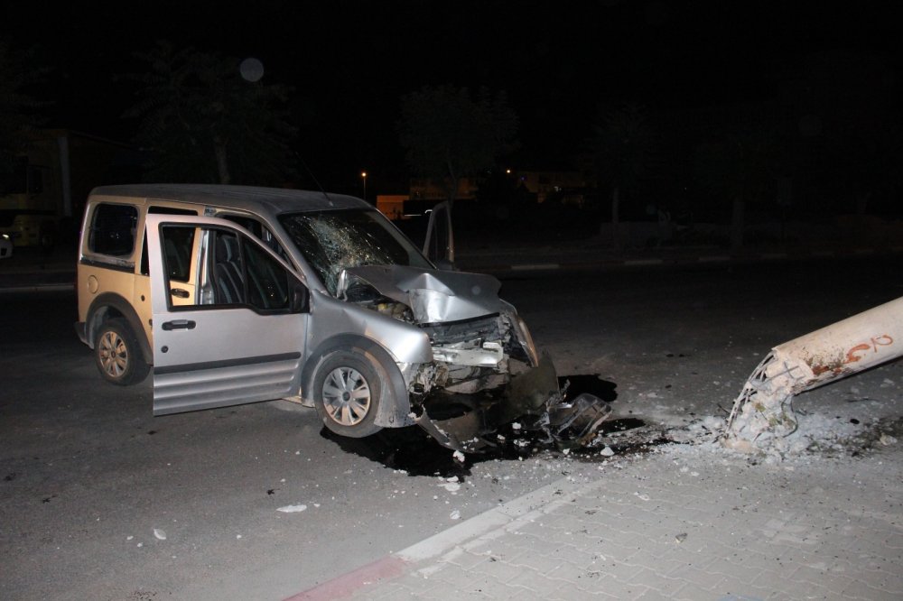 Karaman’da feci kaza! Beton elektrik direği yıkıldı: 1'i ağır 2 yaralı