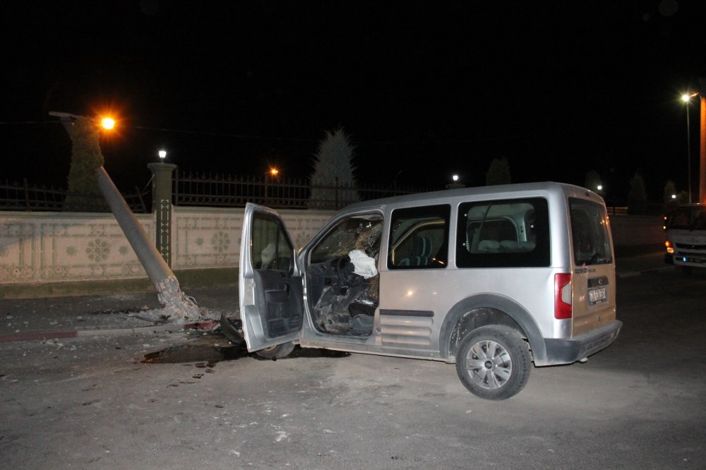 Karaman’da feci kaza! Beton elektrik direği yıkıldı: 1'i ağır 2 yaralı