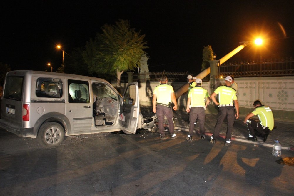 Karaman’da feci kaza! Beton elektrik direği yıkıldı: 1'i ağır 2 yaralı