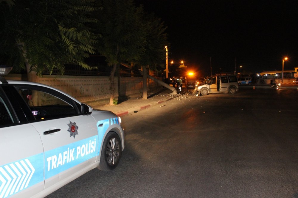 Karaman’da feci kaza! Beton elektrik direği yıkıldı: 1'i ağır 2 yaralı