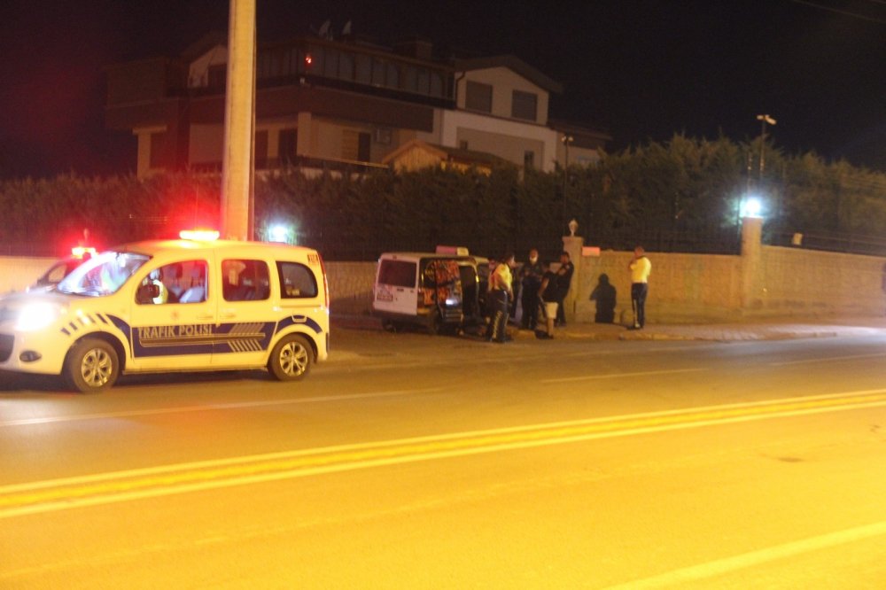 Konya'da ticari araç önce elektrik direğine sonra bahçe duvarına çarptı! Sürücü Talha Dişci öldü