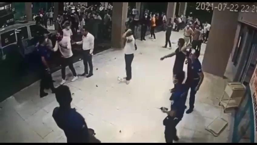 Koronadan ölen 83 yaşındaki Nafiye Aydın'ın yakınları sağlık çalışanları ve polislere saldırdı