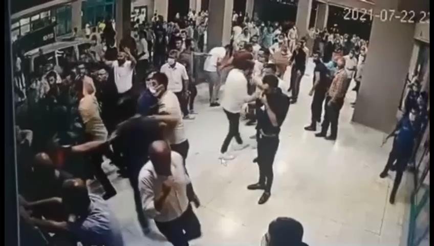 Koronadan ölen 83 yaşındaki Nafiye Aydın'ın yakınları sağlık çalışanları ve polislere saldırdı