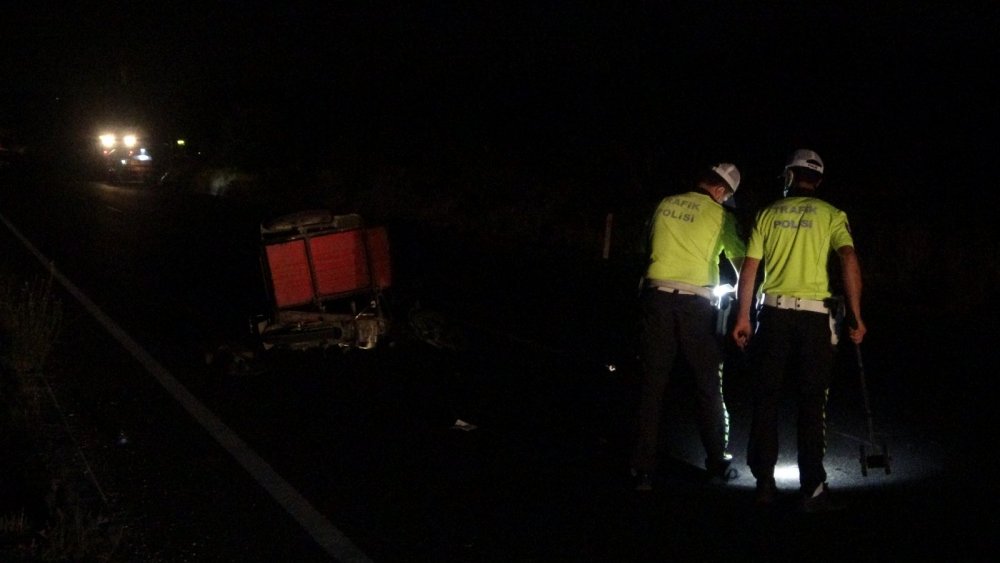 Sepetli motosiklet traktöre arkadan çarptı! Sürücüsü ağır yaralı