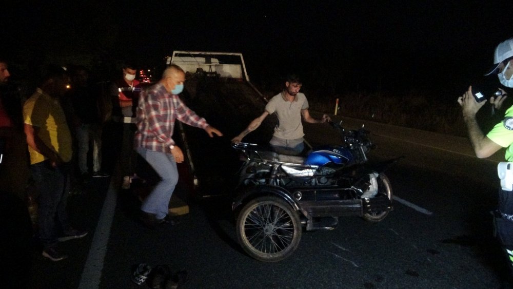 Sepetli motosiklet traktöre arkadan çarptı! Sürücüsü ağır yaralı