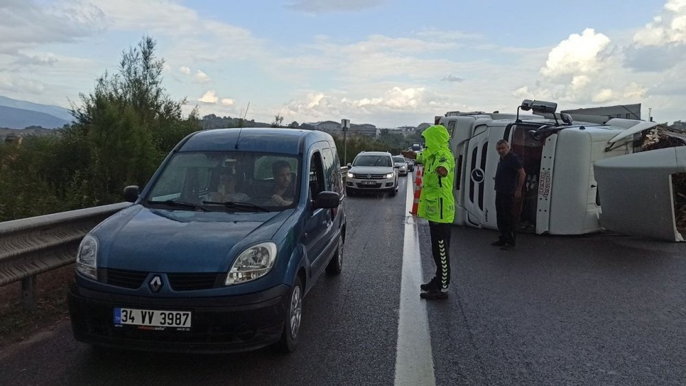 TEM'de tır devrildi! İstanbul yönü trafiğe kapatıldı