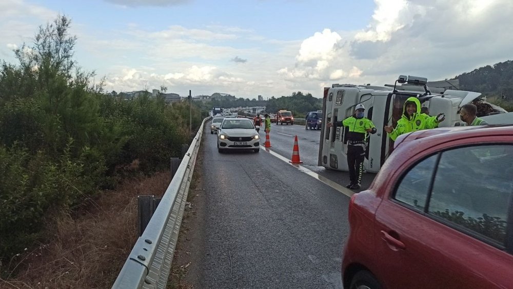 TEM'de tır devrildi! İstanbul yönü trafiğe kapatıldı