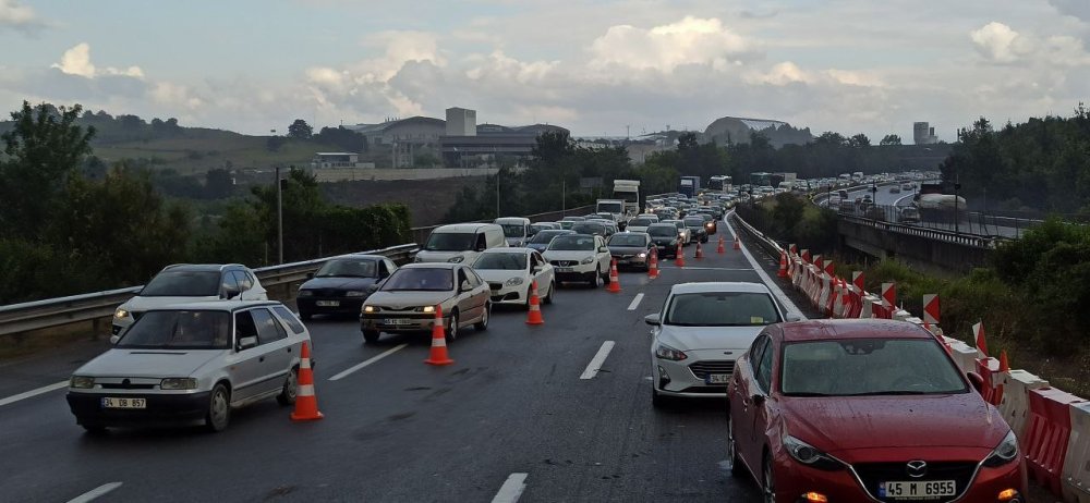 TEM'de tır devrildi! İstanbul yönü trafiğe kapatıldı