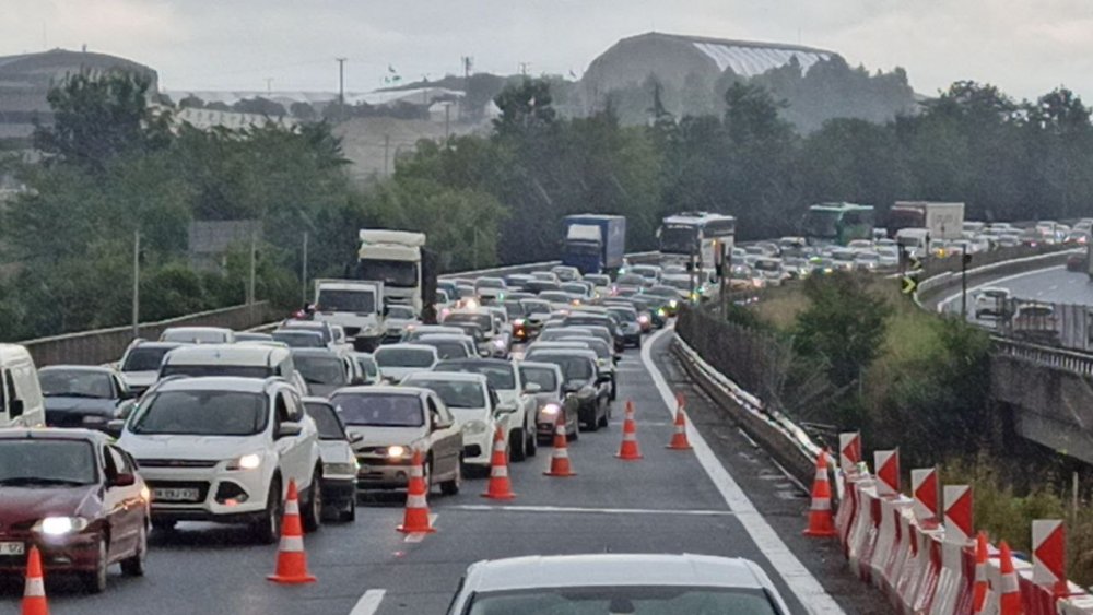 TEM'de tır devrildi! İstanbul yönü trafiğe kapatıldı