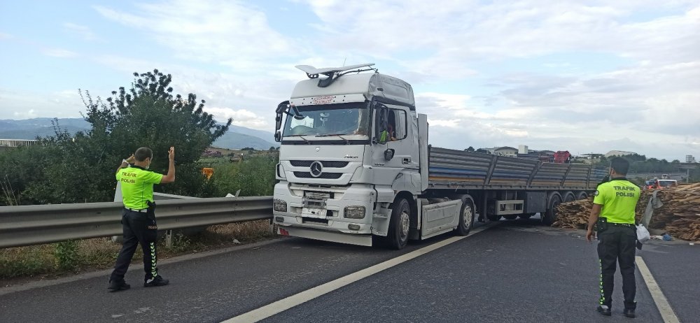 TEM’de trafik felç oldu! Devrilen tır 3 saat sonra kaldırılabildi