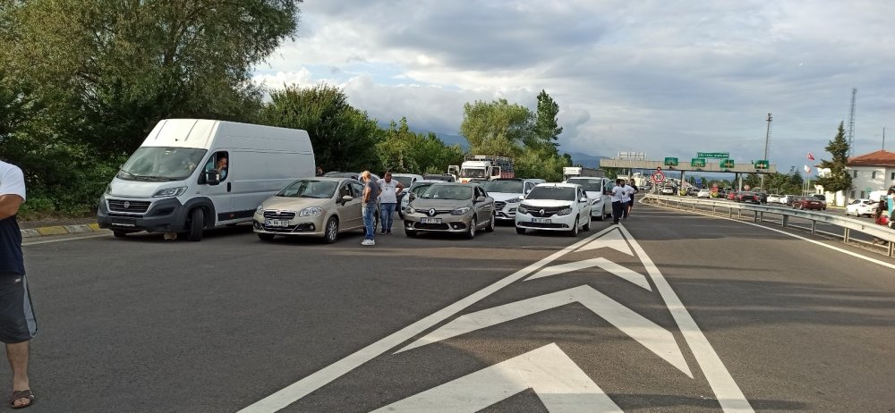 TEM’de trafik felç oldu! Devrilen tır 3 saat sonra kaldırılabildi