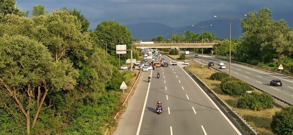 TEM’de trafik felç oldu! Devrilen tır 3 saat sonra kaldırılabildi