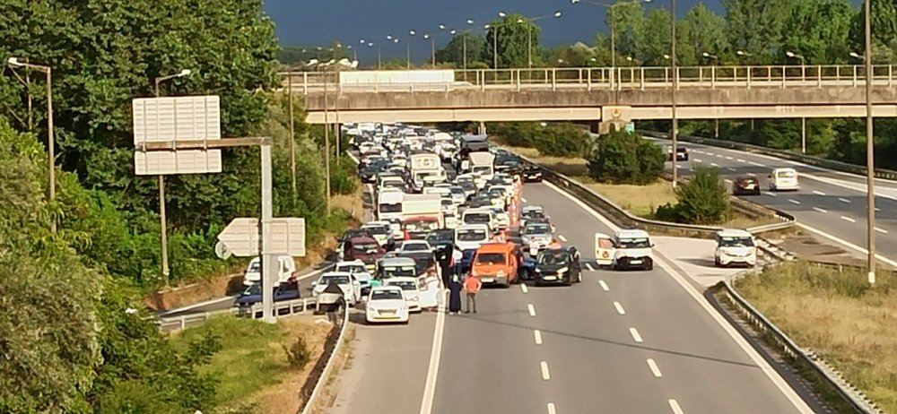 TEM’de trafik felç oldu! Devrilen tır 3 saat sonra kaldırılabildi