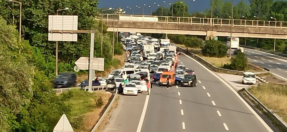 TEM’de trafik felç oldu! Devrilen tır 3 saat sonra kaldırılabildi