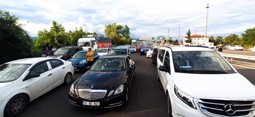 TEM’de trafik felç oldu! Devrilen tır 3 saat sonra kaldırılabildi