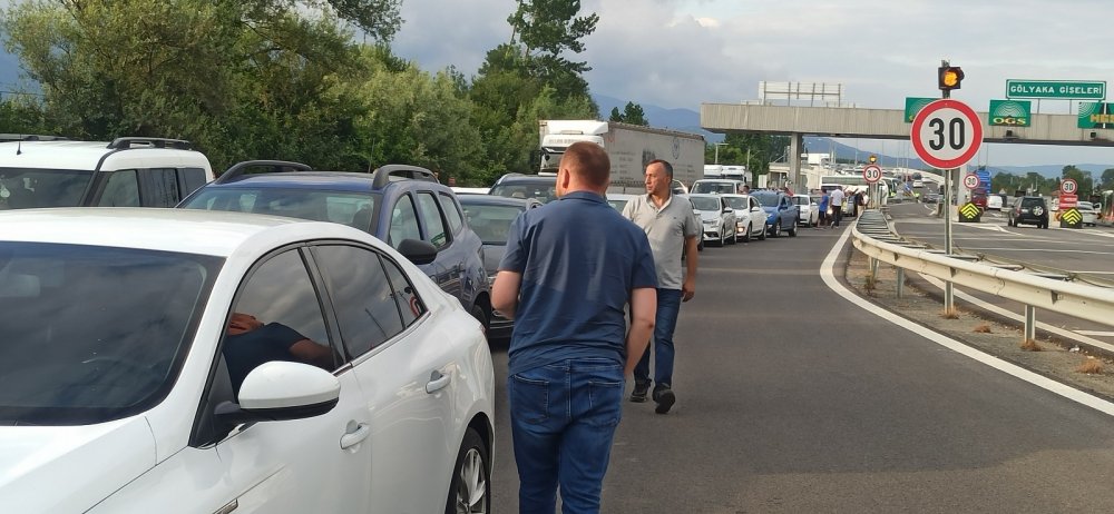 TEM’de trafik felç oldu! Devrilen tır 3 saat sonra kaldırılabildi
