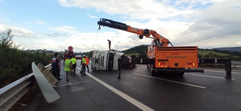 TEM’de trafik felç oldu! Devrilen tır 3 saat sonra kaldırılabildi