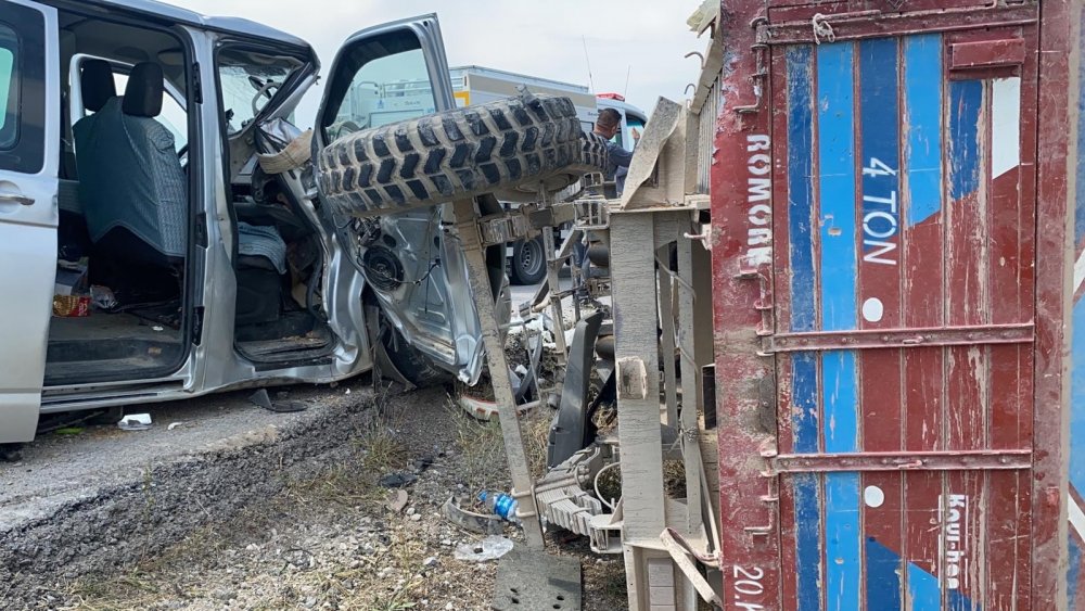 Afyon'da minibüs traktöre arkadan çarptı! 7 yaralı