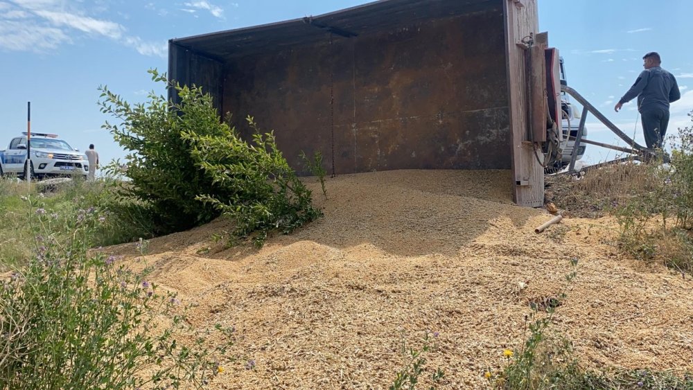 Afyon'da minibüs traktöre arkadan çarptı! 7 yaralı