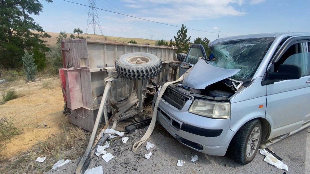 Afyon'da minibüs traktöre arkadan çarptı! 7 yaralı