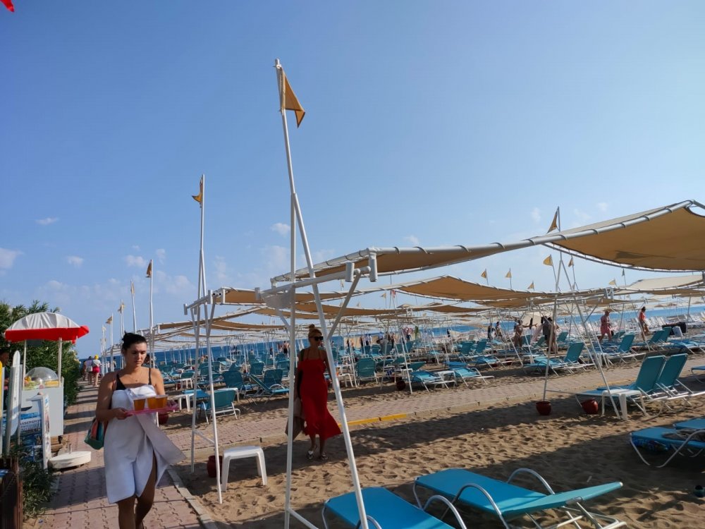 Antalya’da hortum dehşeti! Sahildeki 6 tatilci yaralandı