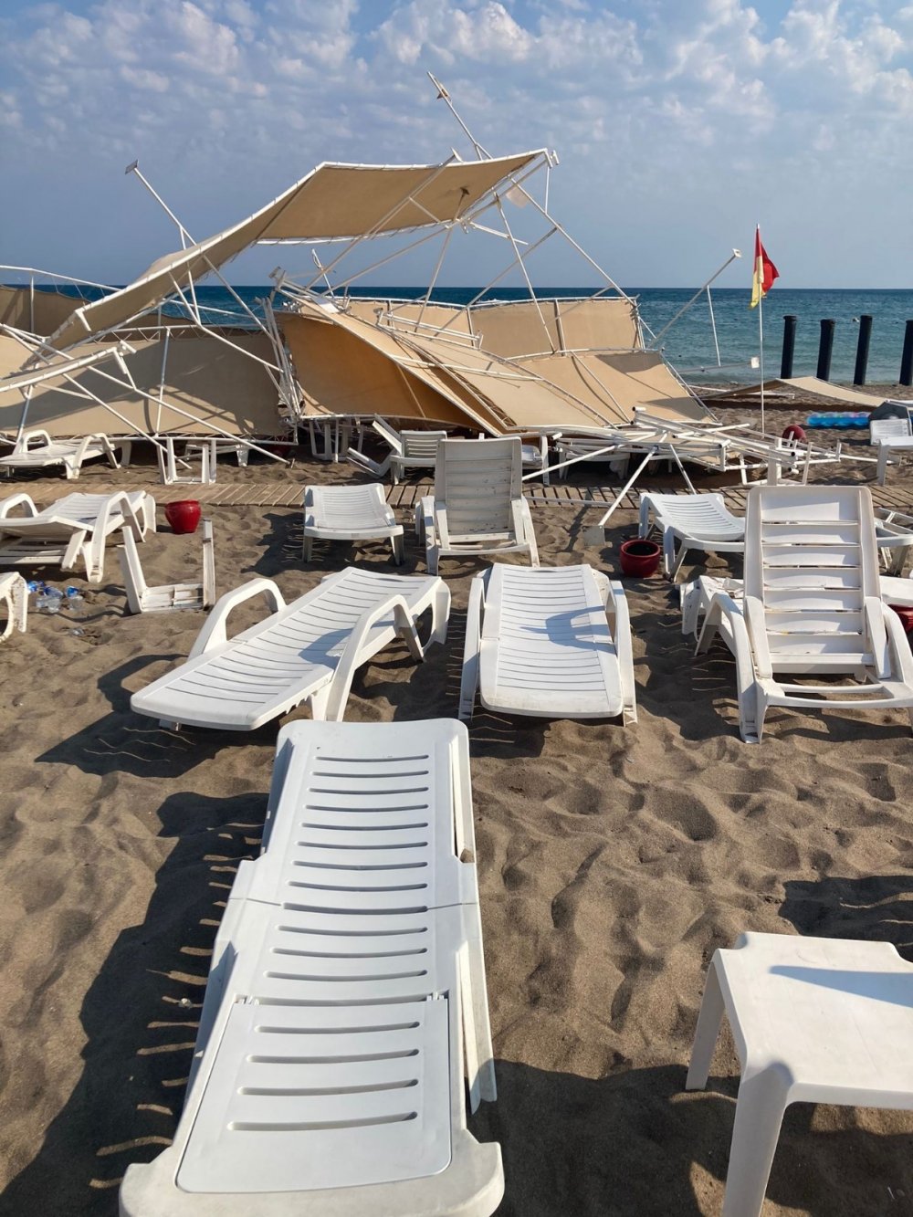 Antalya’da hortum dehşeti! Sahildeki 6 tatilci yaralandı