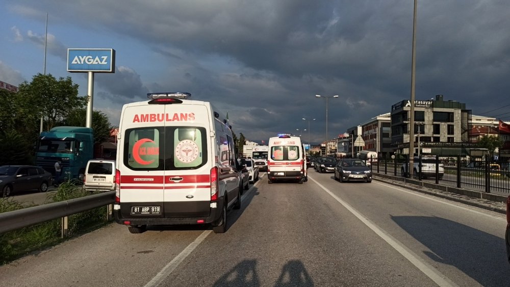 Düzce'de tatil dönüşü kaza! 3 yaralı