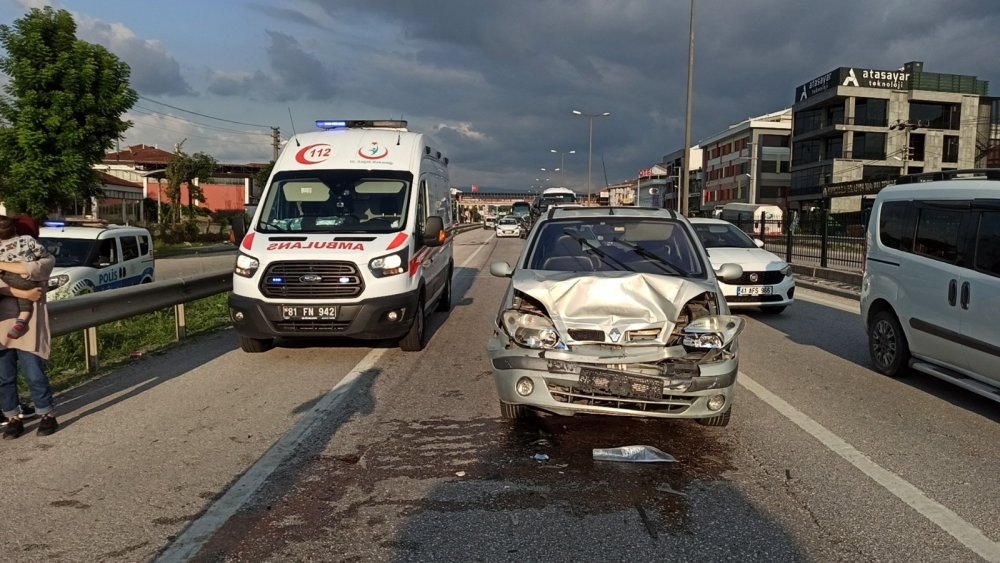 Düzce'de tatil dönüşü kaza! 3 yaralı