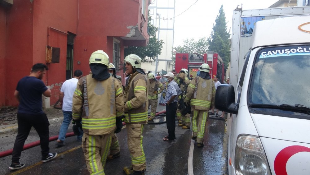 Elektrikli battaniye nedeniyle çıkan yangında bir kişinin ayağı kırıldı