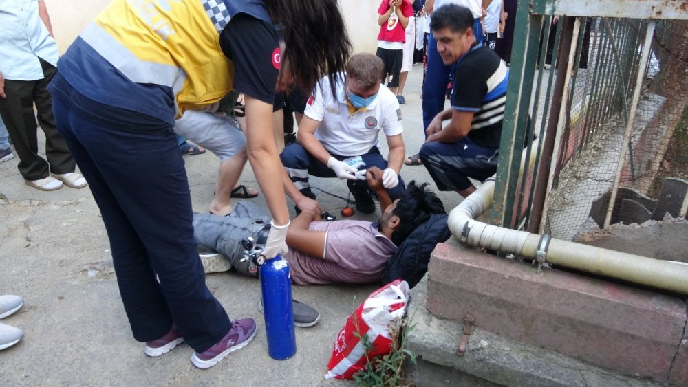 Elektrikli battaniye nedeniyle çıkan yangında bir kişinin ayağı kırıldı