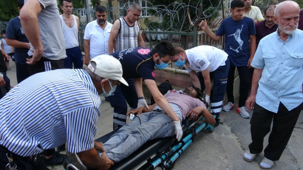 Elektrikli battaniye nedeniyle çıkan yangında bir kişinin ayağı kırıldı