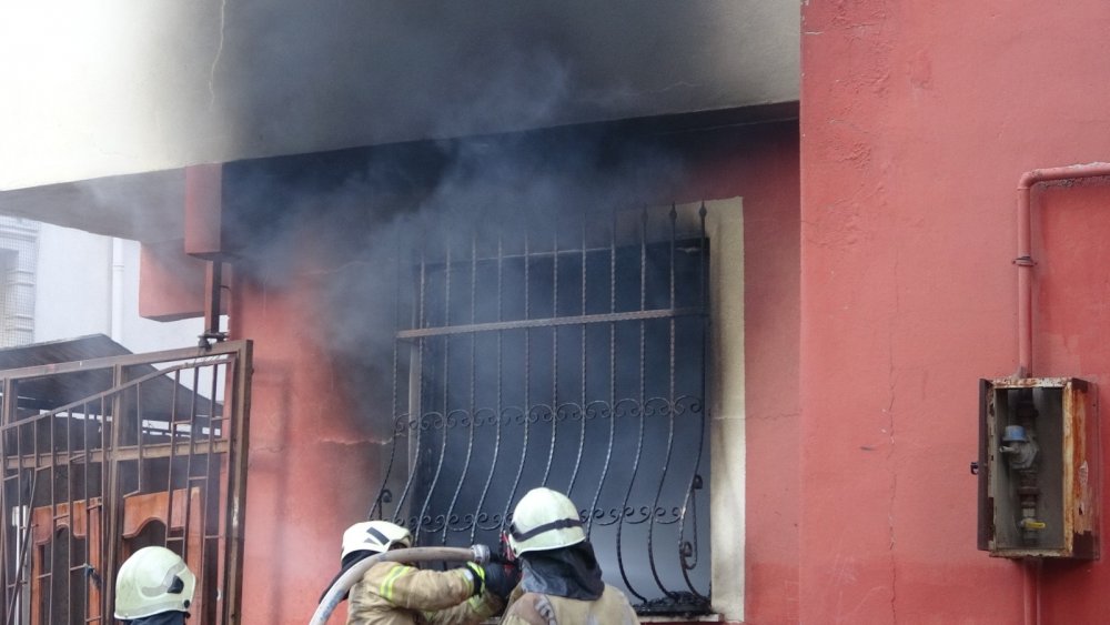 Elektrikli battaniye nedeniyle çıkan yangında bir kişinin ayağı kırıldı