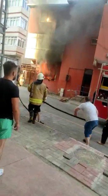 Elektrikli battaniye nedeniyle çıkan yangında bir kişinin ayağı kırıldı