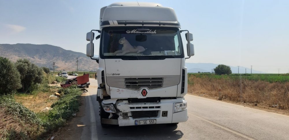 İzmir’de otomobili metrelerce sürükleyen tırın sürücüsü kaçtı! 3 yaralı