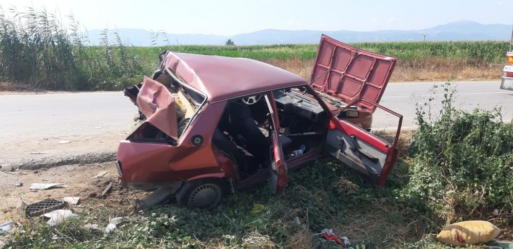 İzmir’de otomobili metrelerce sürükleyen tırın sürücüsü kaçtı! 3 yaralı