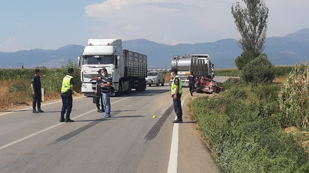 İzmir’de otomobili metrelerce sürükleyen tırın sürücüsü kaçtı! 3 yaralı